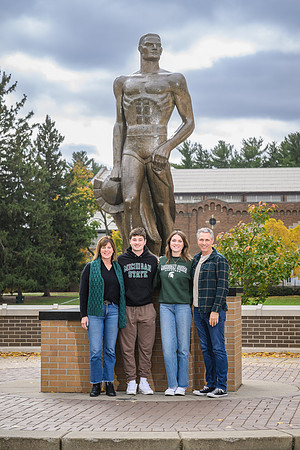 24MSU-SLE-Family-029