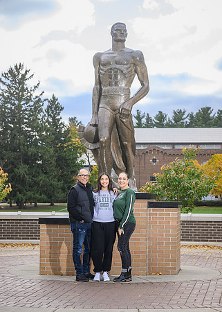 24MSU-SLE-Family-186-5x7