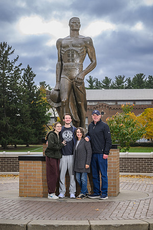 24MSU-SLE-Family-127