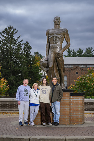 24MSU-SLE-Family-100