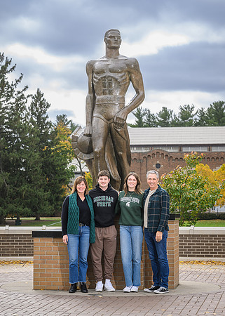 24MSU-SLE-Family-029-5x7