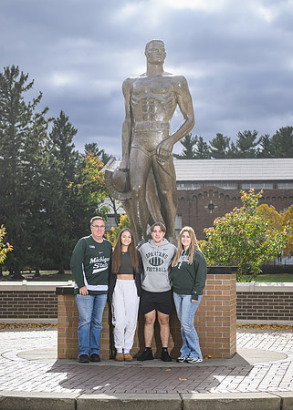 24MSU-SLE-Family-087-5x7