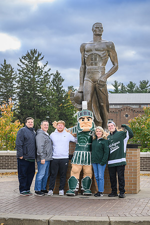 24MSU-SLE-Family-231