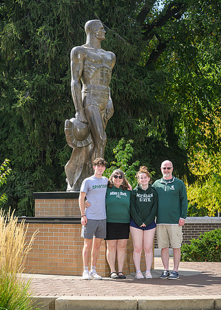 25MSU-SLE-Family-100-edit-5x7