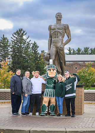 24MSU-SLE-Family-231-5x7