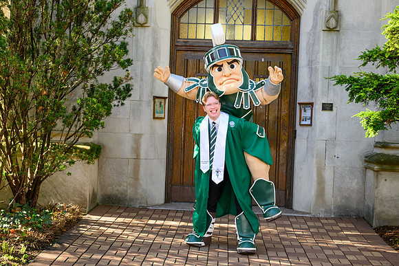 26MSUSpringGrads-0430-Sparty-017
