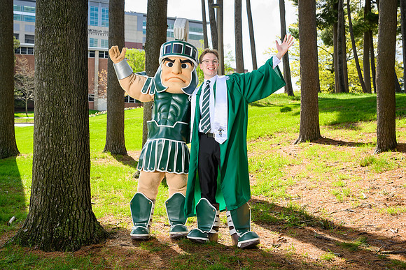 26MSUSpringGrads-0430-Sparty-070