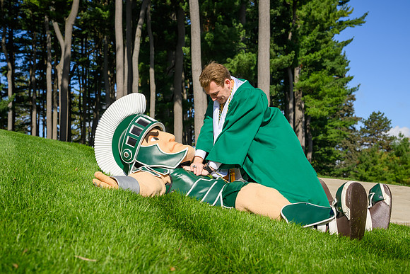 26MSUSpringGrads-0430-Sparty-058