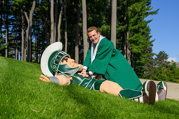 26MSUSpringGrads-0430-Sparty-059