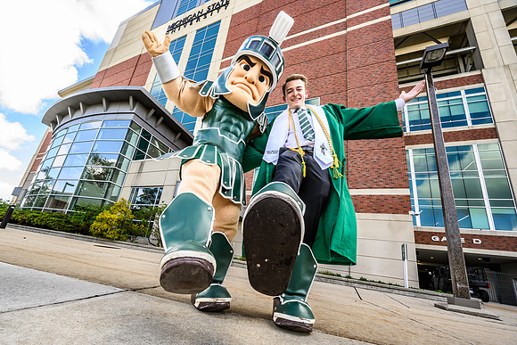 26MSUSpringGrads-0430-Sparty-075