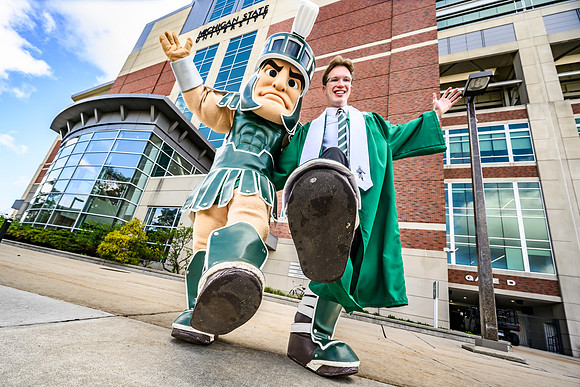 26MSUSpringGrads-0430-Sparty-074