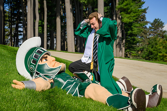 26MSUSpringGrads-0430-Sparty-060