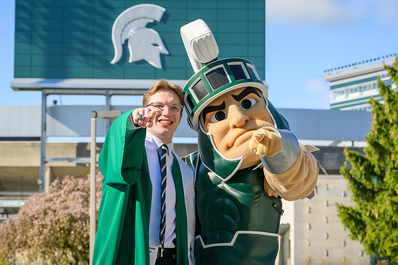 26MSUSpringGrads-0430-Sparty-046
