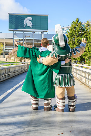 26MSUSpringGrads-0430-Sparty-052