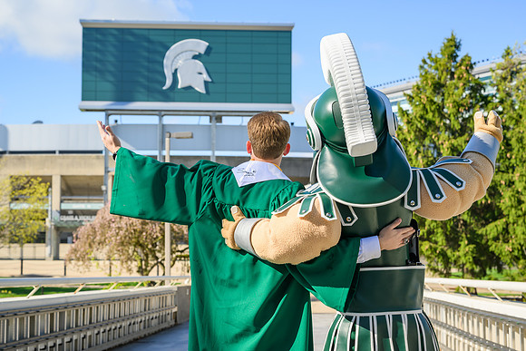 26MSUSpringGrads-0430-Sparty-053