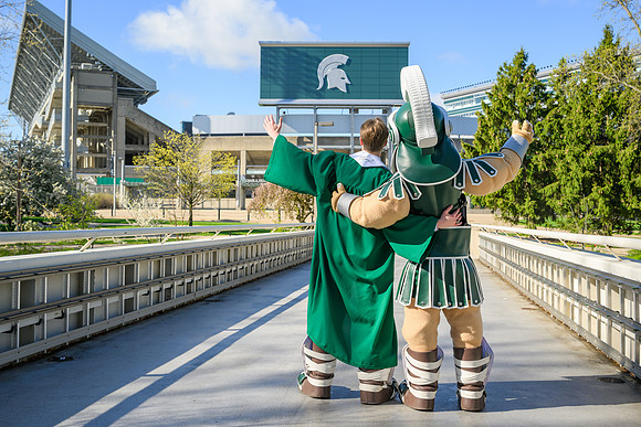 26MSUSpringGrads-0430-Sparty-054