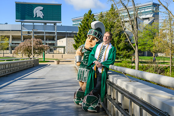 26MSUSpringGrads-0430-Sparty-042