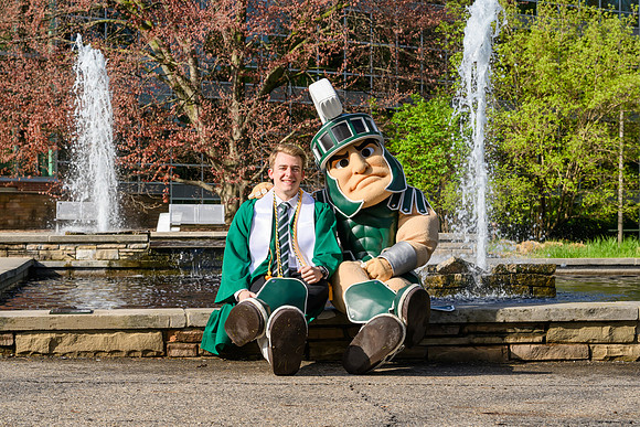 26MSUSpringGrads-0430-Sparty-025