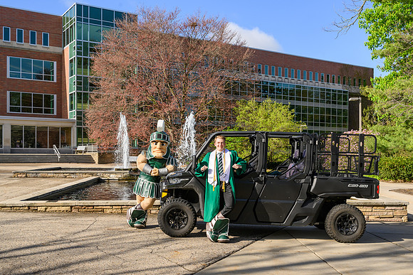 26MSUSpringGrads-0430-Sparty-024