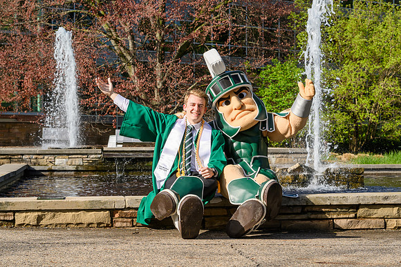 26MSUSpringGrads-0430-Sparty-026