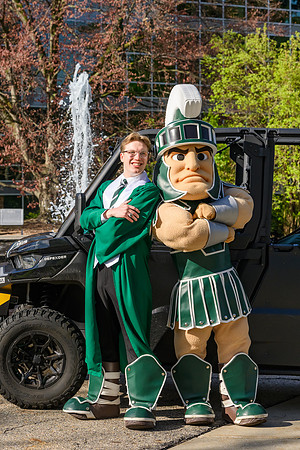 26MSUSpringGrads-0430-Sparty-033