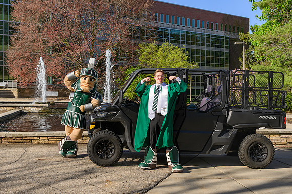 26MSUSpringGrads-0430-Sparty-032