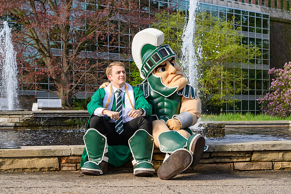 26MSUSpringGrads-0430-Sparty-027