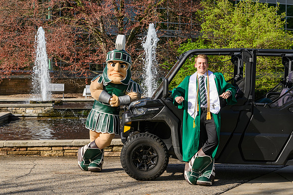 26MSUSpringGrads-0430-Sparty-023