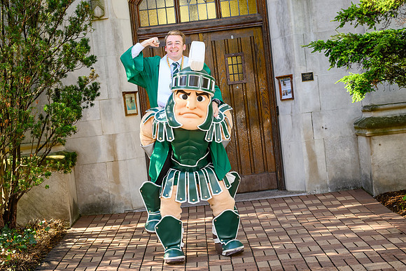 26MSUSpringGrads-0430-Sparty-020