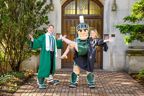 26MSUSpringGrads-0430-Sparty-021