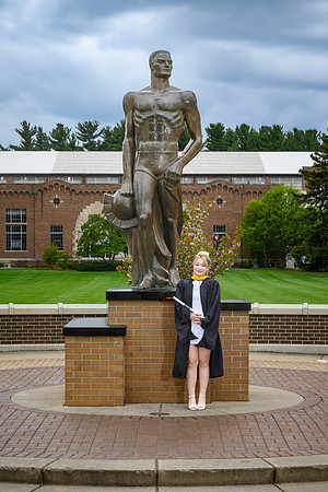 26MSUSpringGrads-0501-Alumni-319