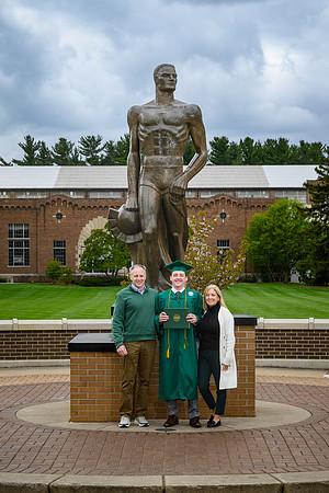 26MSUSpringGrads-0501-Alumni-311