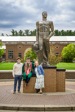 26MSUSpringGrads-0502-Alumni-050