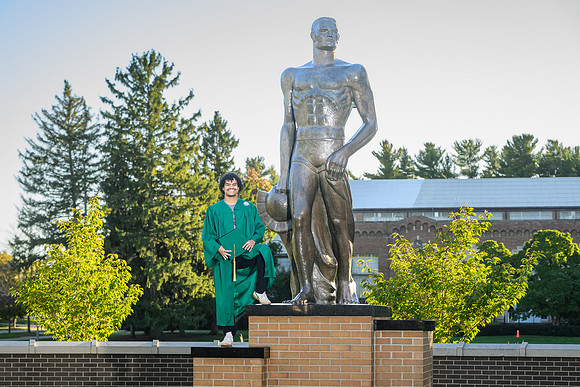 26MSU-FallGrads-1019-Oscar-009