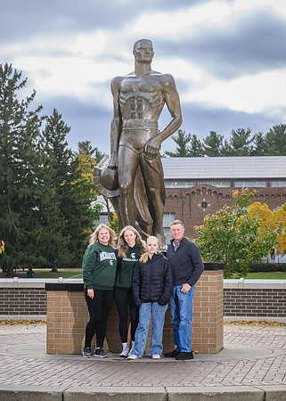 24MSU-SLE-Family-074-5x7
