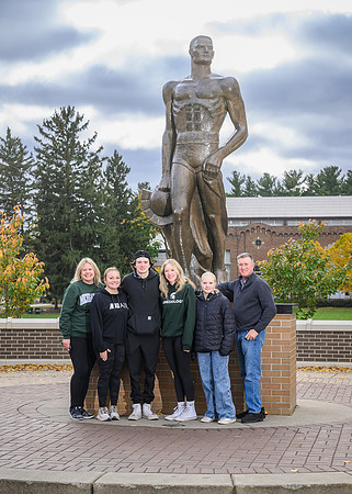 24MSU-SLE-Family-078-5x7