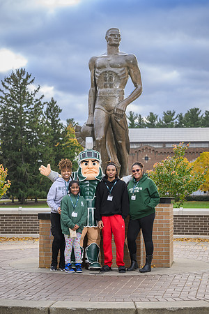 24MSU-SLE-Family-230