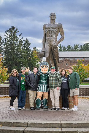 24MSU-SLE-Family-232