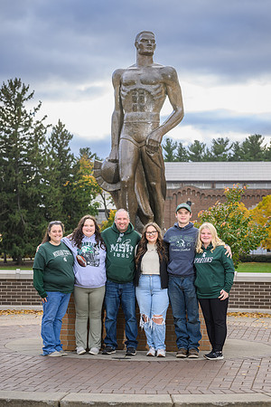 24MSU-SLE-Family-239