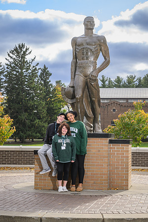 24MSU-SLE-Family-192