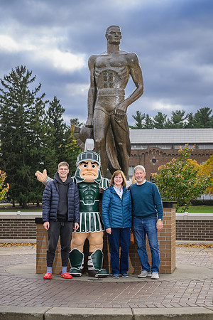 24MSU-SLE-Family-228