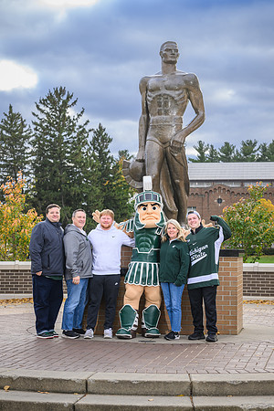 24MSU-SLE-Family-231