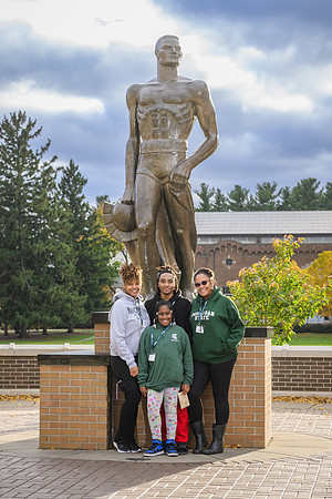 24MSU-SLE-Family-221