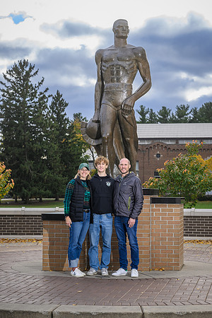 24MSU-SLE-Family-190