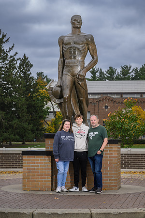 24MSU-SLE-Family-110