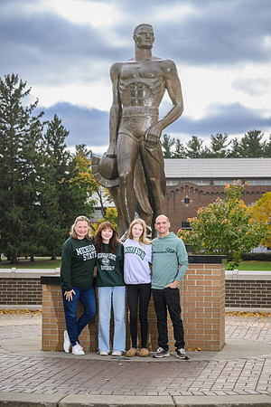 24MSU-SLE-Family-155