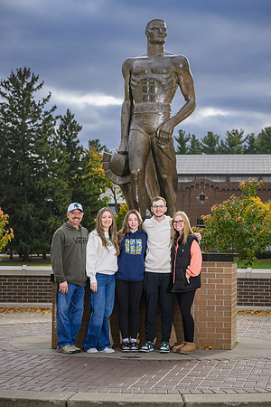 24MSU-SLE-Family-202