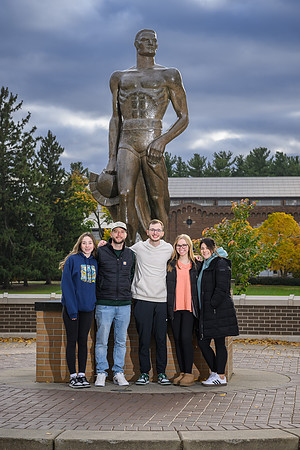 24MSU-SLE-Family-200