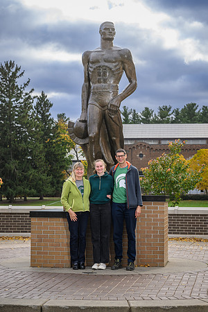 24MSU-SLE-Family-220