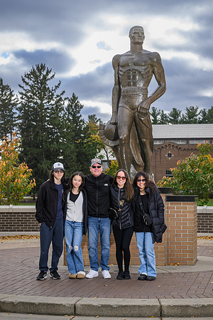 24MSU-SLE-Family-175